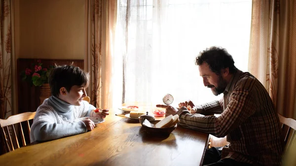 Retrato de pobre menina com o pai comendo dentro de casa, conceito de pobreza. — Fotografia de Stock