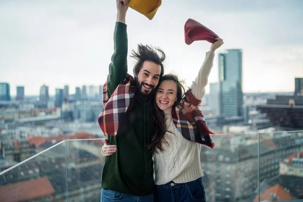 Giovani proprietari di coppie sul balcone nel nuovo appartamento, trasferirsi in, nuova casa e concetto di trasferimento. — Foto Stock