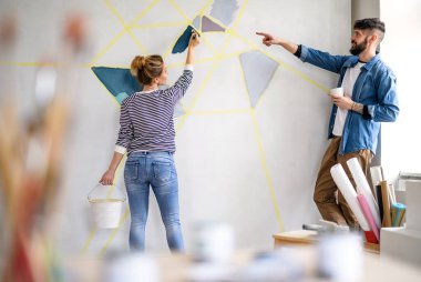 Çift evde duvarları boyarken, yer değiştirirken ve konsept yaparken konuşuyor..