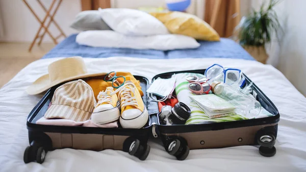 Maleta abierta embalada para vacaciones en la cama en casa, concepto coronavirus. —  Fotos de Stock