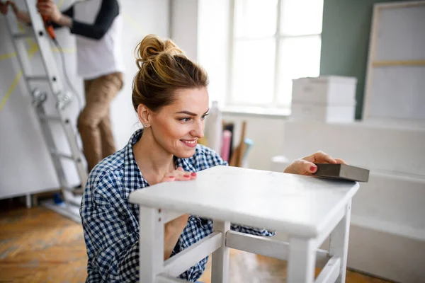 Mid adultos casal renovando móveis dentro de casa, realocação e diy conceito. — Fotografia de Stock