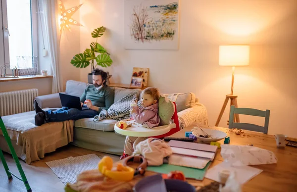 Padre trabajando con una pequeña hija en el dormitorio, concepto de oficina en casa. —  Fotos de Stock