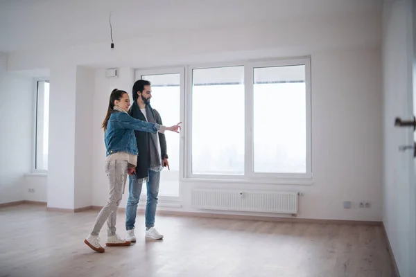 Pareja joven mudándose en nuevo apartamento, nuevo hogar y concepto de reubicación. — Foto de Stock