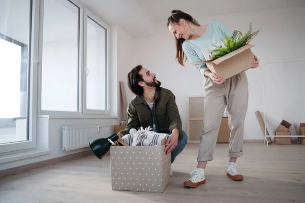 Jeune couple avec des boîtes déménageant dans un nouveau concept d'appartement, de nouvelle maison et de déménagement. — Photo