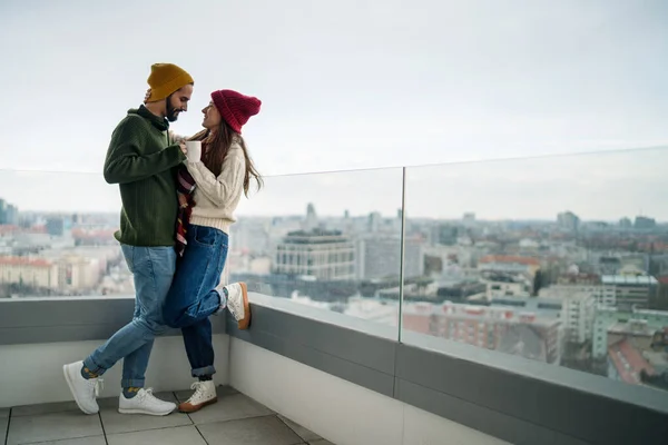 Jeunes propriétaires de couple avec café sur le balcon dans un nouvel appartement, emménagement, nouvelle maison et concept de relocalisation. — Photo
