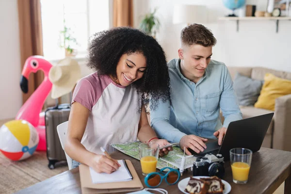 Casal jovem com embalagem de laptop para férias, conceito de coronavírus. — Fotografia de Stock