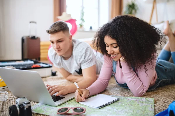 Junges Paar mit Laptop im Urlaub zu Hause. — Stockfoto