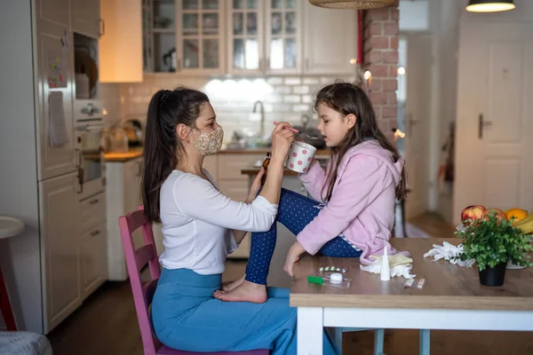 Mãe cuidando doente pequena filha em casa. — Fotografia de Stock