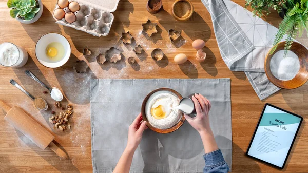 Vista superior de la mujer irreconocible hornear galletas, concepto de escritorio. —  Fotos de Stock