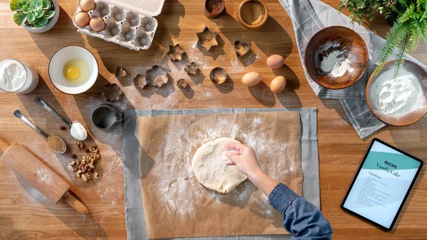 Ovanifrån av oigenkännlig kvinna bakning kex, desktop koncept. — Stockfoto