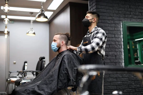 Человек клиент посещение haidresser в парикмахерской, коронавирус и новая нормальная концепция. — стоковое фото