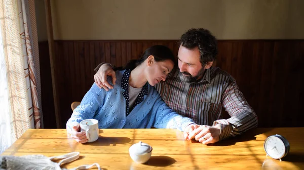 Portrait of happy poor mature couple resting indoors at home, poverty concept. — Stock Photo, Image