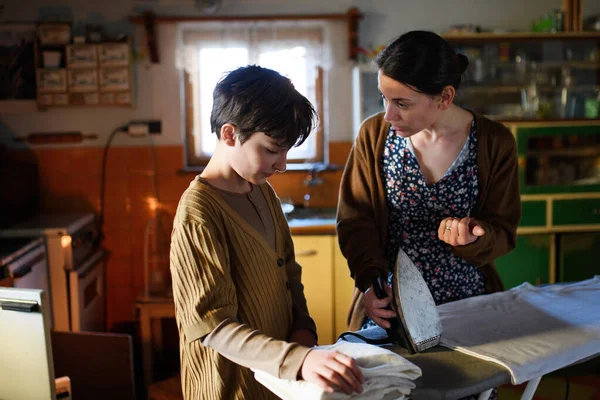 Arme reife Mutter beschimpft kleine Tochter zu Hause, Armutskonzept. — Stockfoto