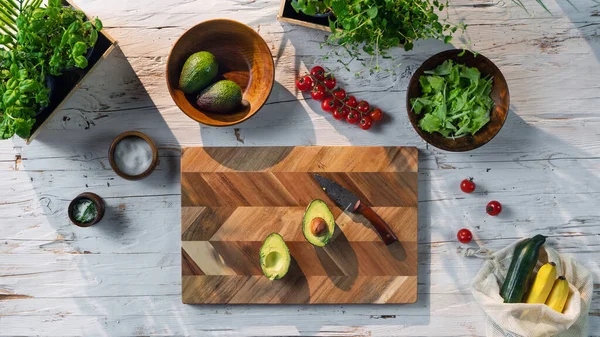 Vista superior de los ingredientes para ensalada de verduras, estilo de vida sostenible, saludable y libre de plástico. —  Fotos de Stock