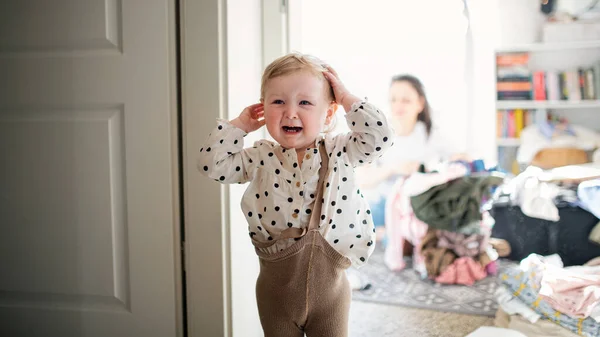 Upprörd liten småbarn flicka i sovrummet hemma, gråter. — Stockfoto