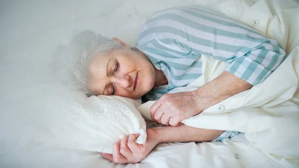 家で寝てる幸せな年配の女性. — ストック写真