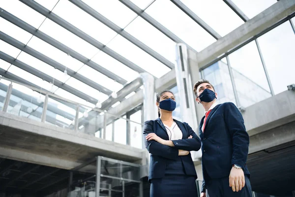 Jóvenes auxiliares de vuelo en la sala de aeropuerto, coronavirus, viajes y nueva normalidad. — Foto de Stock