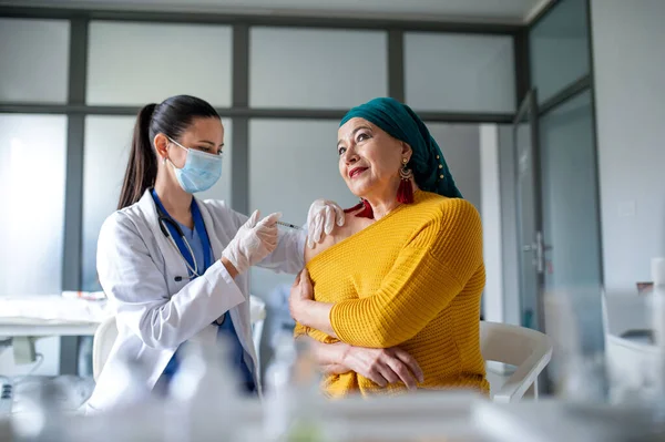 Mujer feliz vacunándose en el hospital, coronavirus y concepto de vacunación. — Foto de Stock