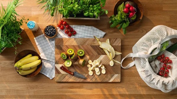 Vista superior de frutas y verduras, estilo de vida sostenible, saludable y libre de plástico. —  Fotos de Stock