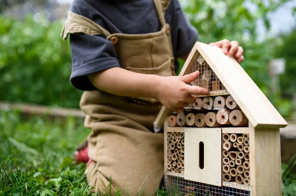 Zakryté malé dítě hrající si s hmyzem a broukem v zahradě, udržitelný životní styl. — Stock fotografie