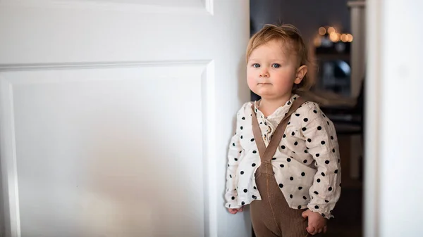 Retrato de una niña pequeña en el dormitorio en casa, mirando a la cámara. — Foto de Stock