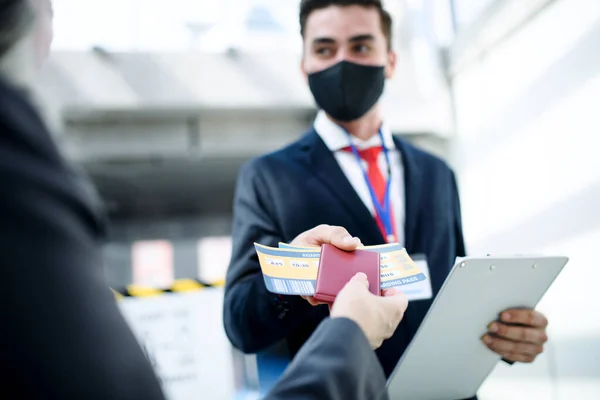 Senior woman with boarding pass at the gate in airport, coronavirus, travel, and new normal. — Stock Photo, Image