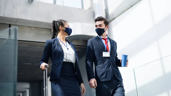 Young flight attendants walking in airport lounge, coronavirus, travel and new normal. — Stock Photo, Image