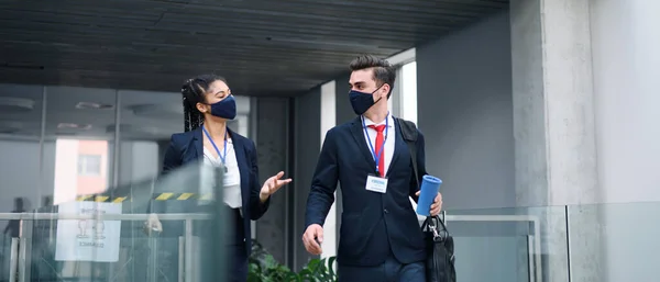 Jóvenes auxiliares de vuelo caminando en la sala del aeropuerto, coronavirus, viajes y nueva normalidad. — Foto de Stock