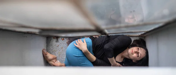 Pohled shora na ženu ležící na starém a špinavém okenním parapetu, samotu, duševní zdraví a depresi. — Stock fotografie