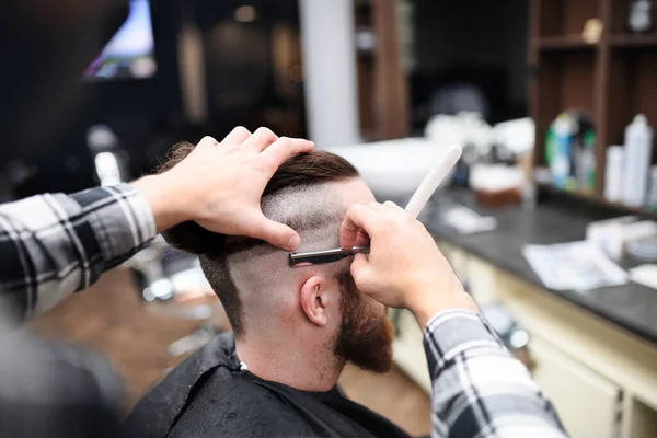 Задний вид человека клиенту, посещающего haidresser в парикмахерской. — стоковое фото