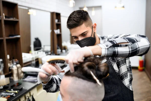 Человек клиент посещение haidresser в парикмахерской, коронавирус и новая нормальная концепция. — стоковое фото