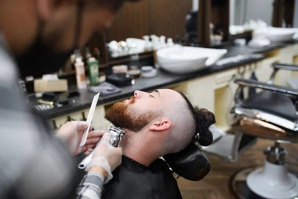 Клиент молодого человека посещает гайдрессер в парикмахерской, в центре и крупным планом. — стоковое фото