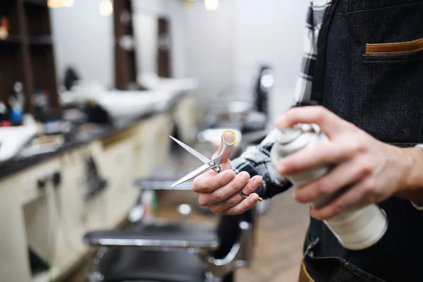 Неузнаваемый человек дезинфицирует ножницы в парикмахерской, коронавирусе и новой нормальной концепции. — стоковое фото