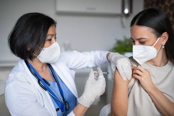 Woman getting vaccinated in hospital, coronavirus and vaccination concept. — Stock Photo, Image