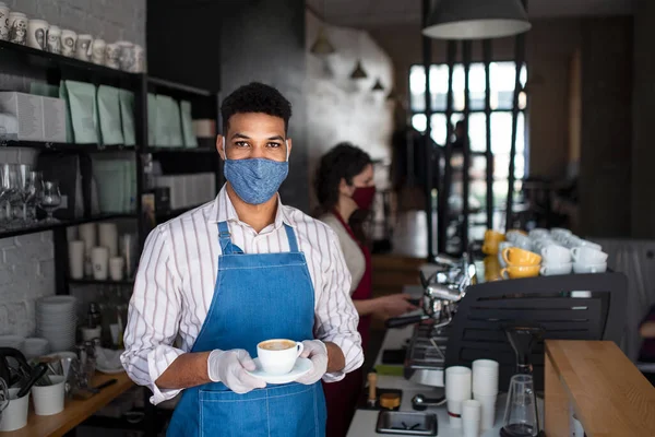 Πορτρέτο του σερβιτόρου σερβίρει καφέ σε καφέ, μικρές επιχειρήσεις, coronavirus και νέα κανονική έννοια. — Φωτογραφία Αρχείου