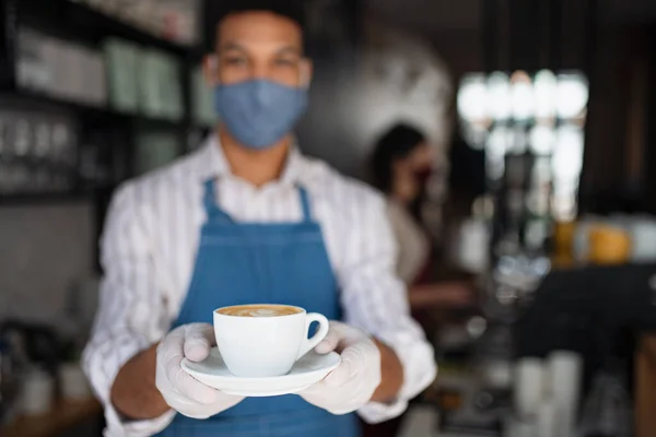 Πορτρέτο του σερβιτόρου σερβίρει καφέ σε καφέ, μικρές επιχειρήσεις, coronavirus και νέα κανονική έννοια. — Φωτογραφία Αρχείου