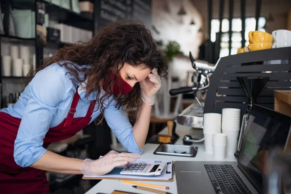 Directeur de café frustré de calculer les chiffres dans le café, les petites entreprises et le nouveau concept normal. — Photo