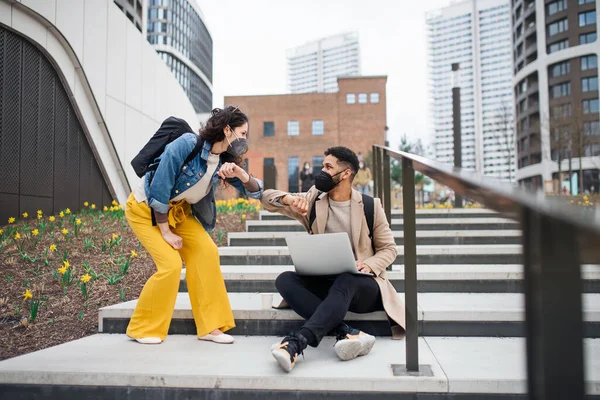 Hombres y mujeres amigos saludando al aire libre en la ciudad, coronavirus y volviendo al concepto normal. — Foto de Stock