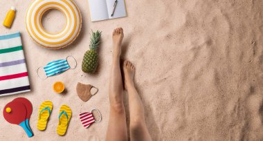 Seyahat gereksinimleri ve yaz tatili konsepti olan genç bir kadının düz manzarası vardı. Boşluğu kopyala.