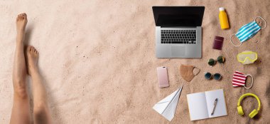 Seyahat gereksinimleri olan, yaz tatili konsepti olan kadınların bacakları düz bir görünüm içindeydi..