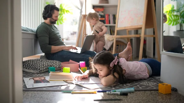 Ayah bekerja dengan anak-anak kecil di kamar tidur, konsep kantor rumah. — Stok Foto