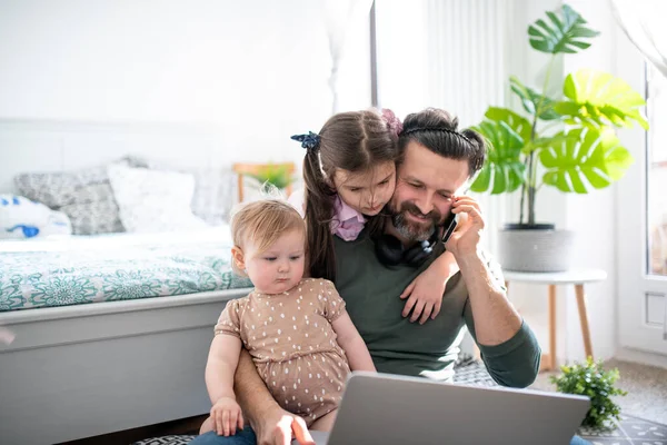 아버지가 어린 딸들 과 함께 침실에서 일하는 모습, 가정 사무실 컨셉. — 스톡 사진