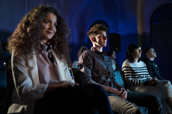 Gruppo di persone che guardano film al cinema o ascoltano presentazioni in conferenza. — Foto Stock