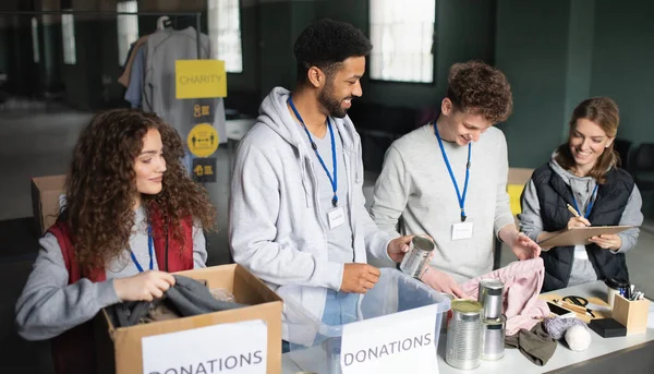 Groep vrijwilligers werkzaam in gemeenschapscentrum voor liefdadigheid. — Stockfoto