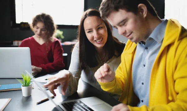 Síndrome de Down hombre que asiste a la clase de educación en el centro comunitario, inclusividad de la persona con discapacidad. — Foto de Stock