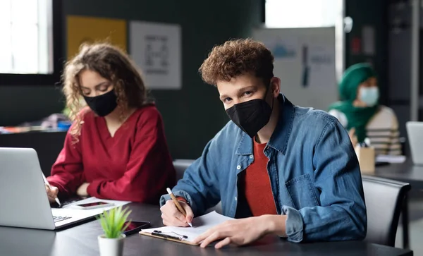 Grupp av människor som deltar i utbildning klass i samhället centrum, coronavirus koncept. — Stockfoto