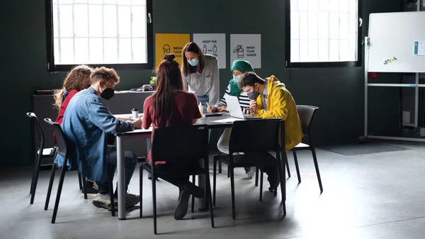 Grupa osób uczęszczających na zajęcia edukacyjne w ośrodku kultury, koncepcja koronawirusa. — Zdjęcie stockowe