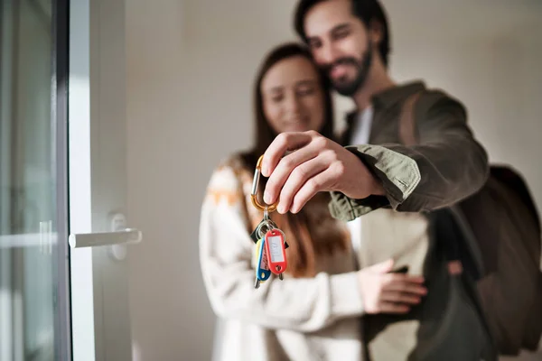 Jeune couple avec clés déménageant dans un nouvel appartement, nouvelle maison et concept de déménagement. — Photo