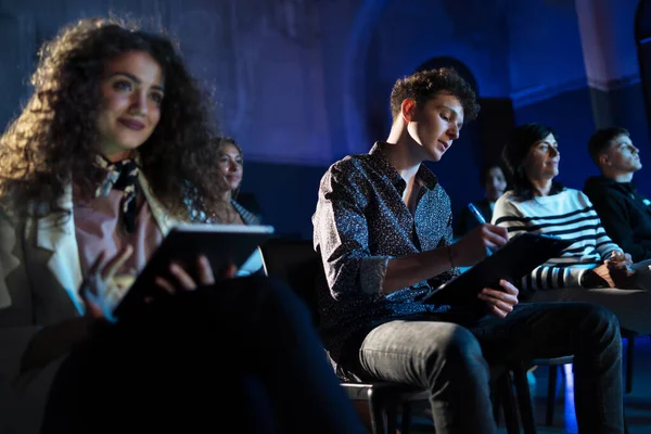 Groep mensen die aantekeningen maken tijdens het luisteren naar de presentatie op de conferentie. — Stockfoto