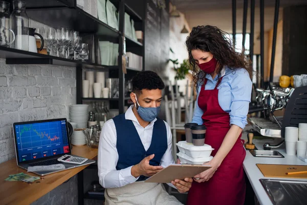 Coffeeshop-Manager diskutiert mit Kellnerin im Café, Kleinunternehmen und neuem normalen Konzept. — Stockfoto